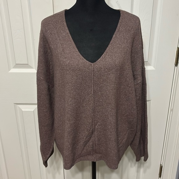 Vince Camuto Sweaters - Vince Camuto V Neck Sweater